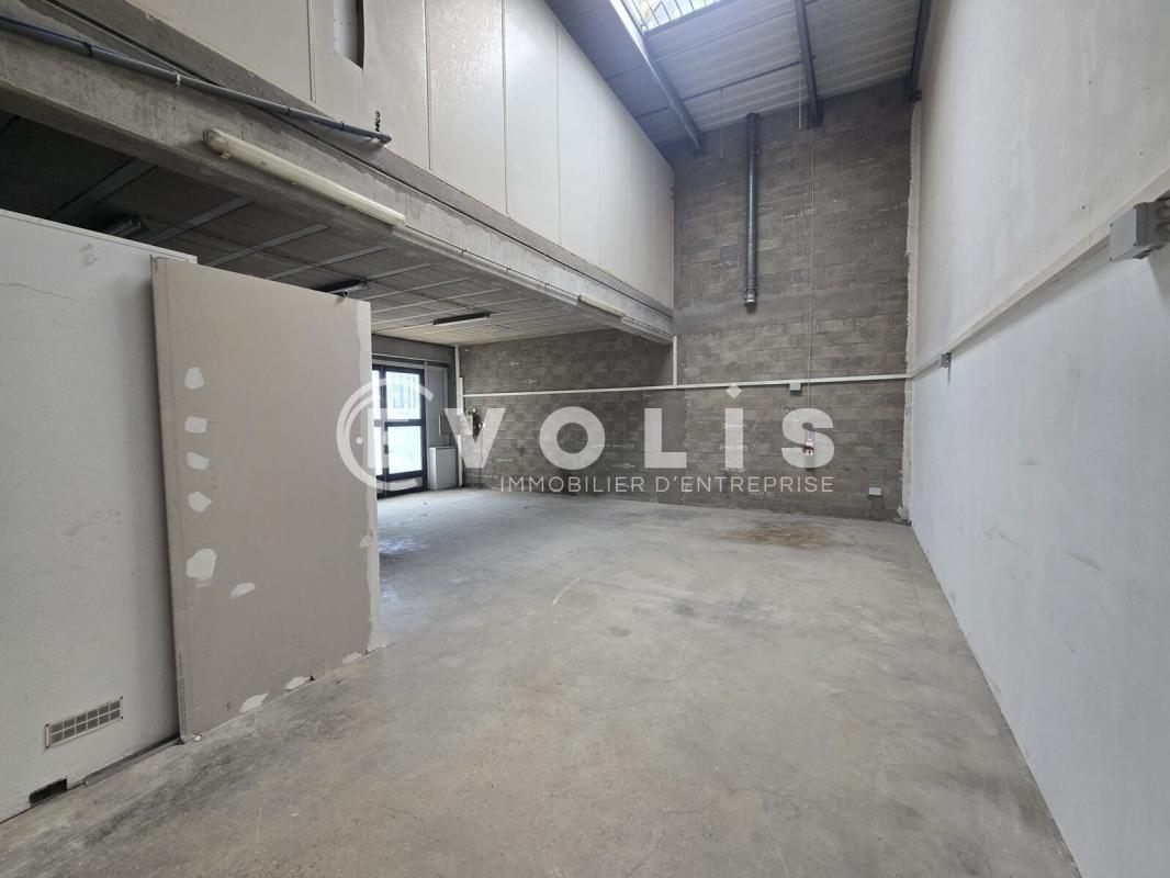 Light Industrial in Bondoufle to rent Interior Photo- Image 1 of 22