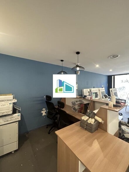 Retail in Marseille to rent - Interior Photo - Image 2 of 13