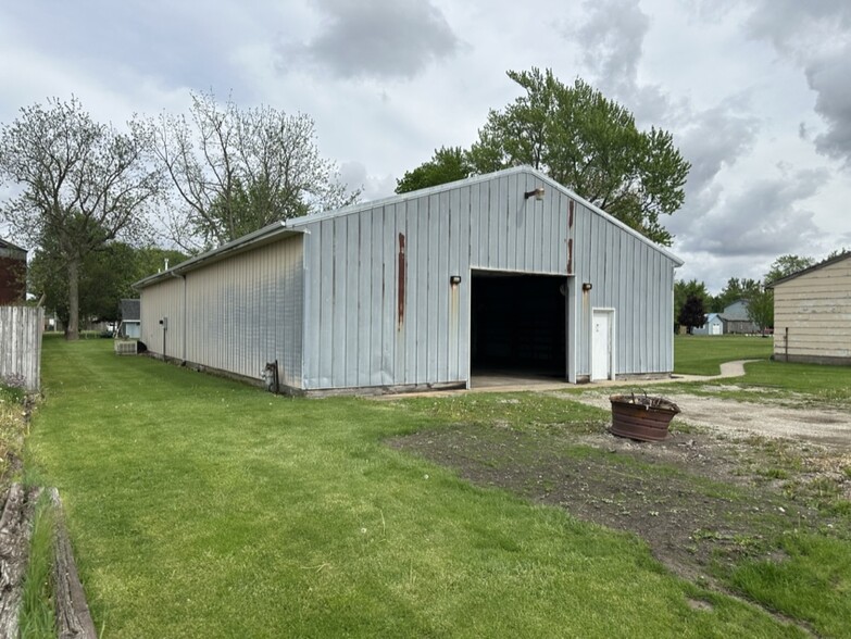 907 N Hemlock St, Le Roy, IL for sale - Building Photo - Image 3 of 25