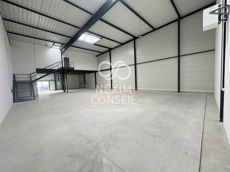 Industrial in Le Thillay to rent - Interior Photo - Image 2 of 7