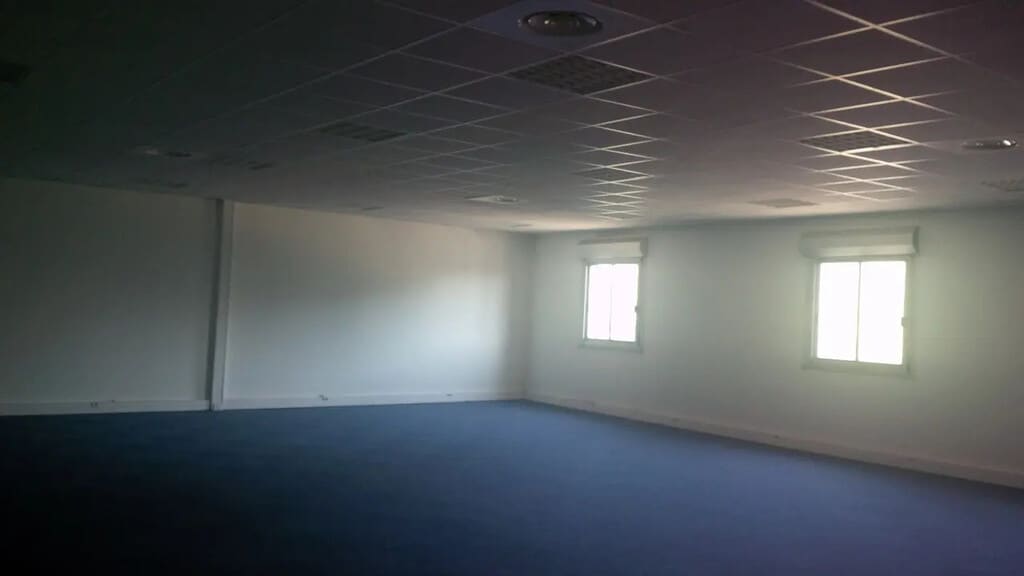 Location Bureaux 240 m² - Photo 1