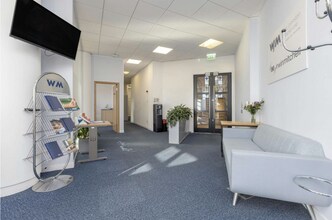 12-13 St Andrew Sq, Edinburgh to rent Interior Photo- Image 1 of 4