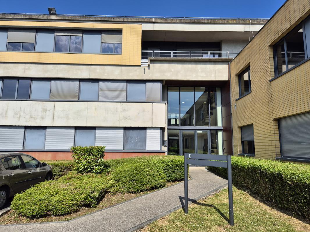 Office in Champs-sur-Marne to rent Building Photo- Image 1 of 6