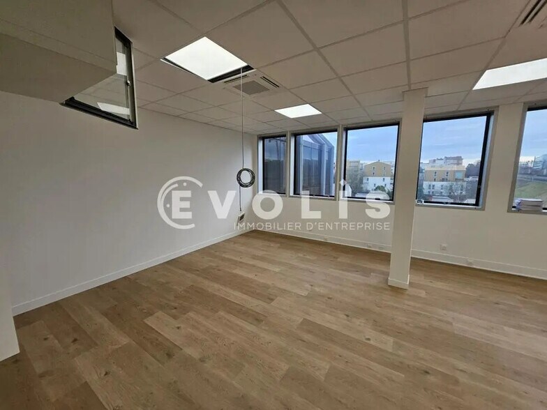 Office in Malakoff to rent - Interior Photo - Image 2 of 8