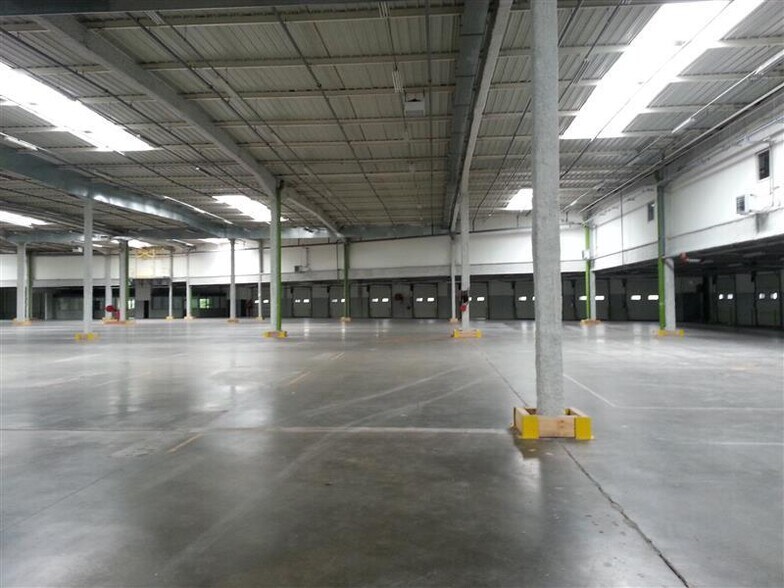 Industrial in Gonesse to rent - Interior Photo - Image 2 of 5