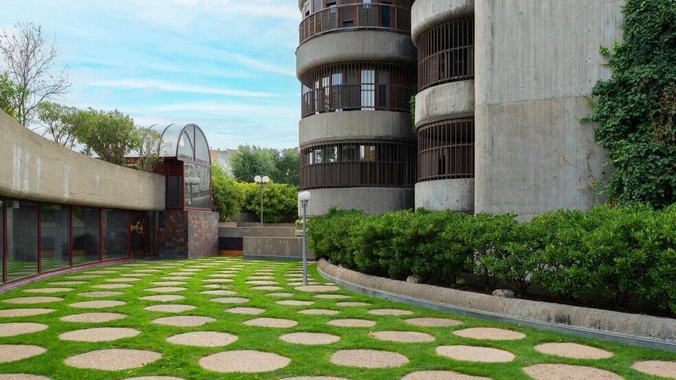 Office in Madrid, Madrid to rent - Building Photo - Image 2 of 2