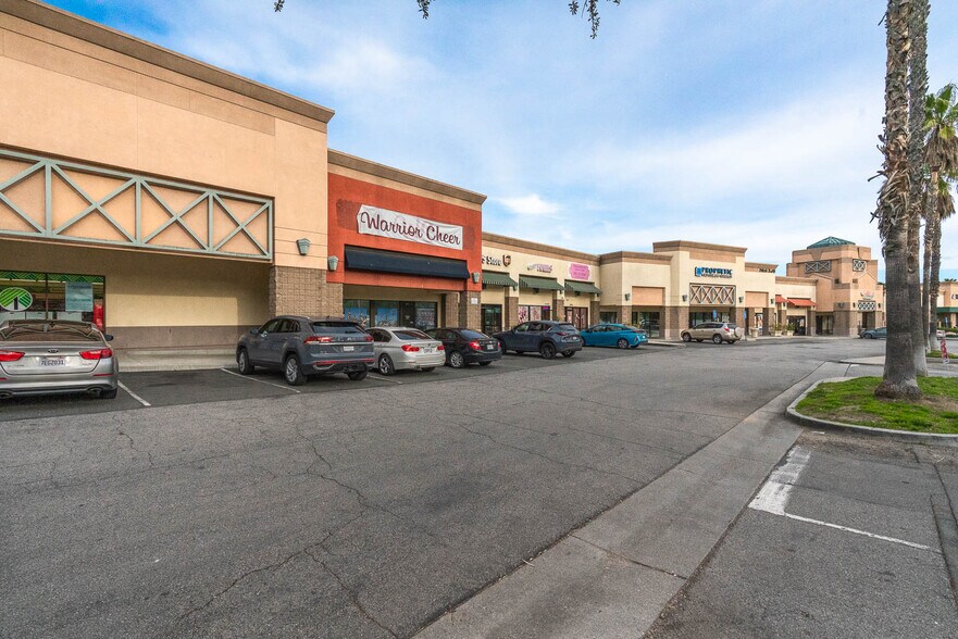 Castaic Village Center portfolio of 2 properties for sale on LoopNet.co.uk - Building Photo - Image 2 of 4