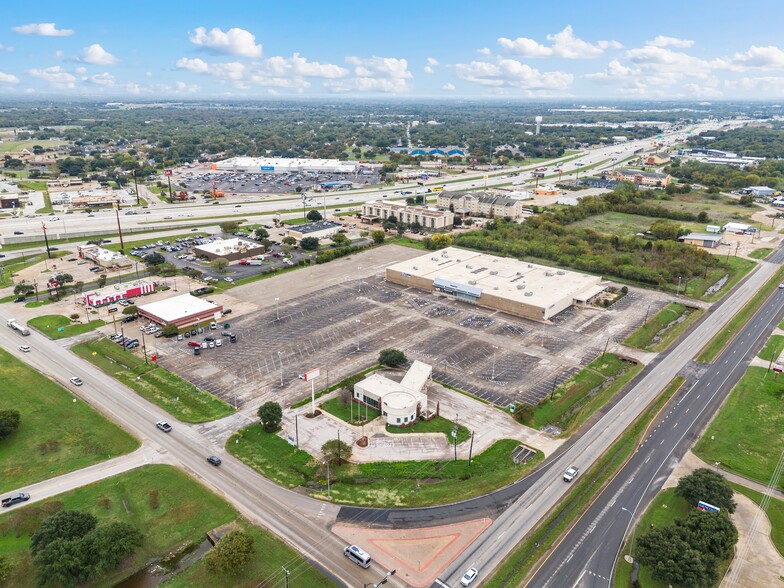 1205 N Loop 340, Waco, TX for rent - Building Photo - Image 1 of 9