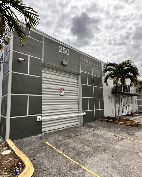 270 W 79th Pl, Hialeah, FL for rent - Building Photo - Image 2 of 8