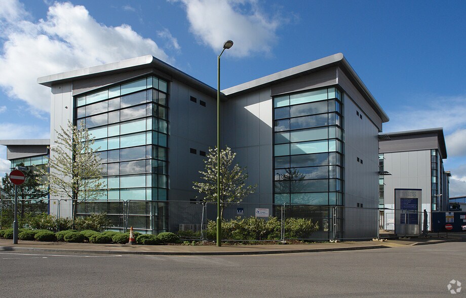 15 Whittle Way, Stevenage for sale - Primary Photo - Image 1 of 1