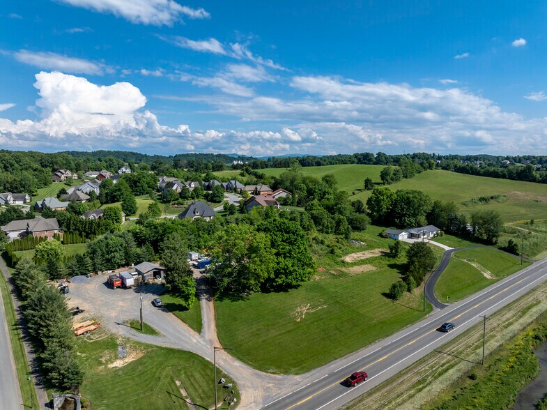 2324 Boones Creek Rd, Johnson City, TN for sale - Aerial - Image 1 of 5