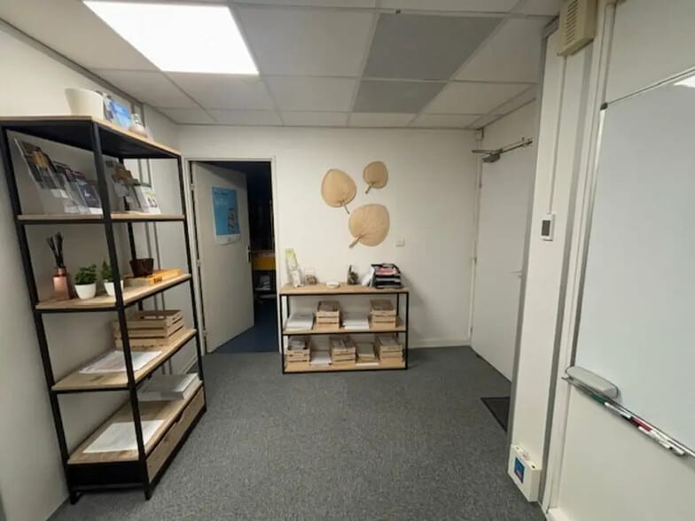 Office in Aix-en-Provence to rent - Building Photo - Image 3 of 5