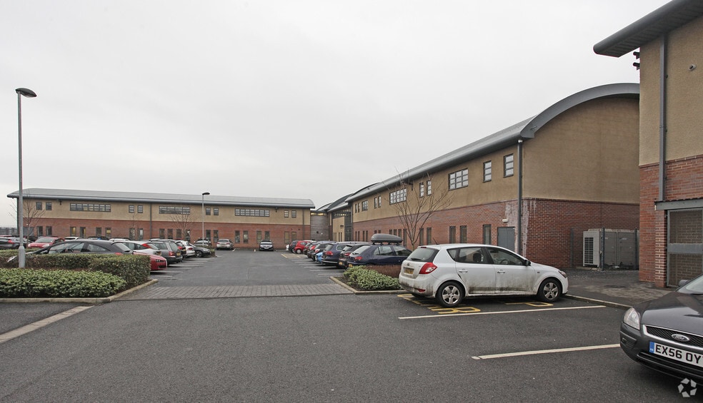 Whitfield Ct, Durham to rent - Building Photo - Image 2 of 4