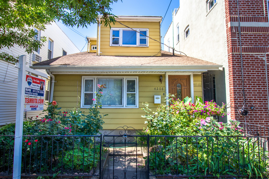 4208 Ditmars Blvd, Astoria, NY for sale - Primary Photo - Image 1 of 1