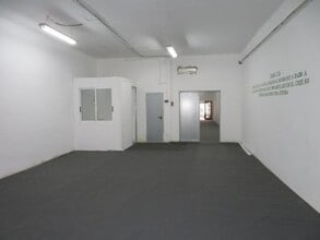 Retail in L'Hospitalet de Llobregat, Barcelona to rent Interior Photo- Image 2 of 6