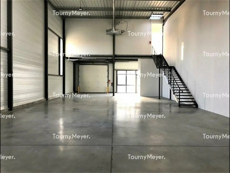 Light Industrial in Toulouse to rent - Interior Photo - Image 2 of 7
