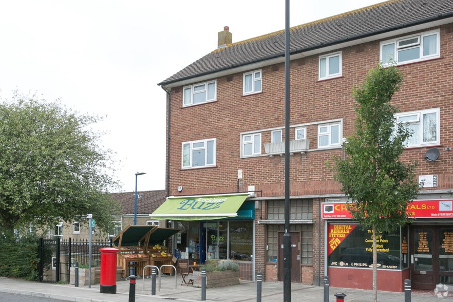 6 Gainsborough Sq, Bristol to rent - Building Photo - Image 2 of 4