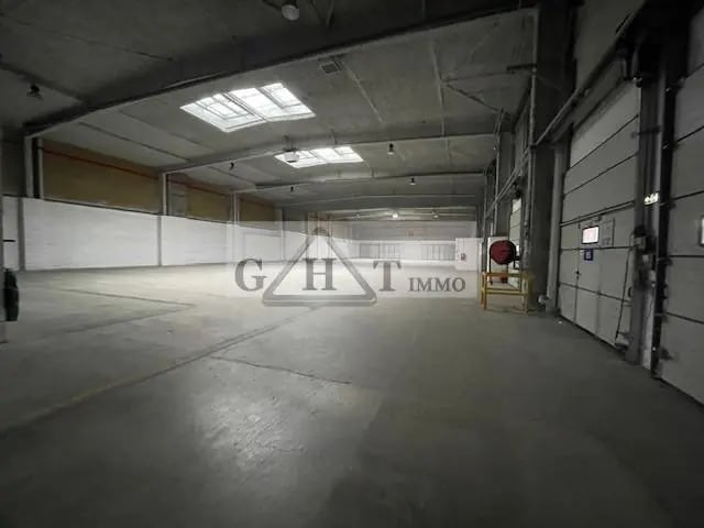 Light Industrial in Charenton-le-Pont to rent - Building Photo - Image 1 of 4