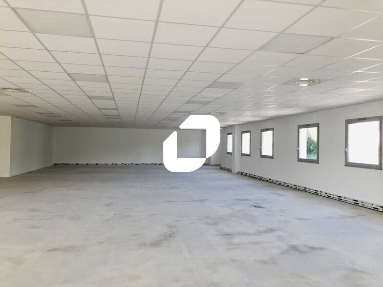 Light Industrial in Saint-Priest for sale - Interior Photo - Image 3 of 14