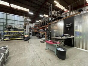 Light Industrial in SAINT-OUEN-L'AUMONE to rent Building Photo- Image 1 of 4
