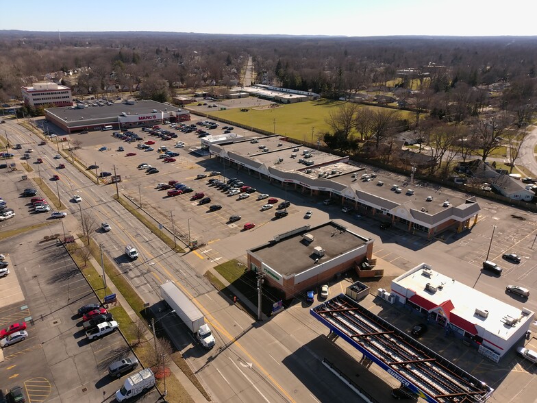 371-447 W Bagley Rd, Berea, OH for rent - Building Photo - Image 3 of 6