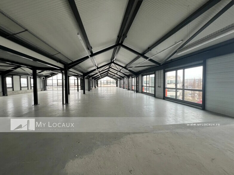 Light Industrial in Nanterre to rent - Building Photo - Image 2 of 7
