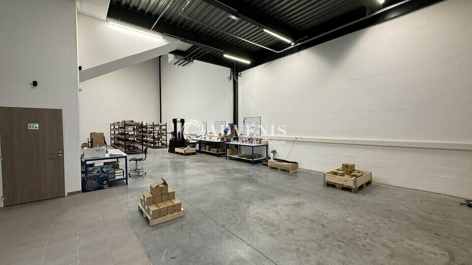 Light Industrial in Vaires-sur-Marne to rent - Interior Photo - Image 2 of 8