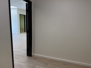 24303 Walnut St, Santa Clarita, CA to rent Interior Photo- Image 2 of 37