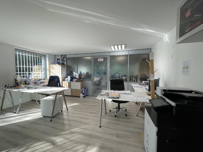 Rue Albert Einstein, Champs-sur-Marne to rent - Building Photo - Image 2 of 9