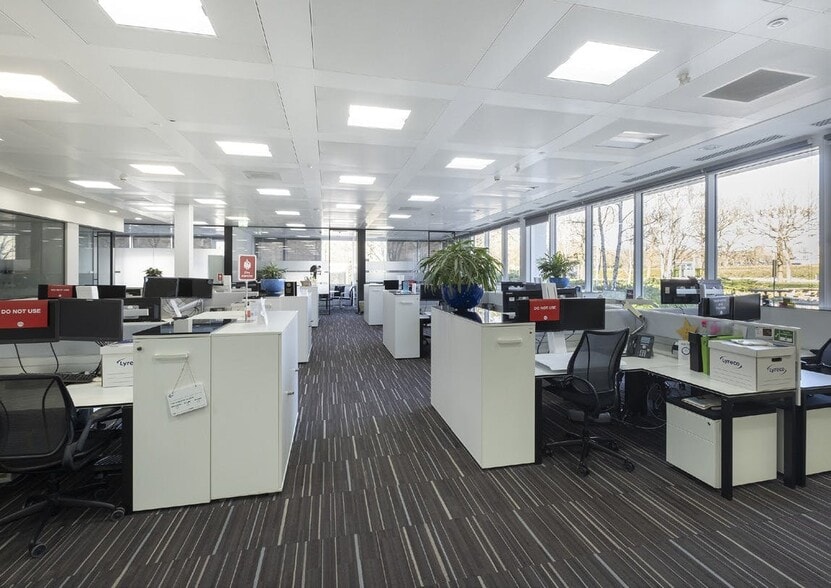 1 Longwalk Rd, Uxbridge to rent - Interior Photo - Image 2 of 8