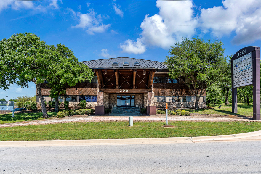 3901 Airport Fwy, Bedford, TX for rent - Primary Photo - Image 1 of 9