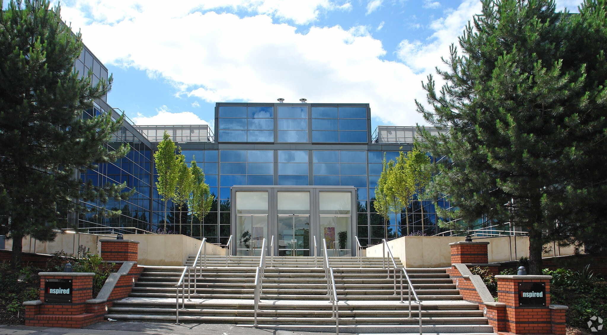 Easthampstead Rd, Bracknell to rent Building Photo- Image 1 of 6