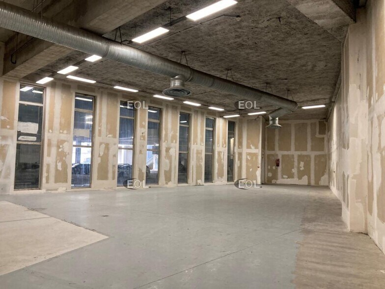Light Industrial in Ivry-sur-Seine to rent - Building Photo - Image 1 of 5