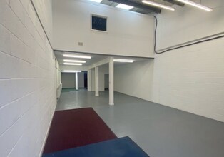 Airport Service Rd, Portsmouth to rent Interior Photo- Image 2 of 6