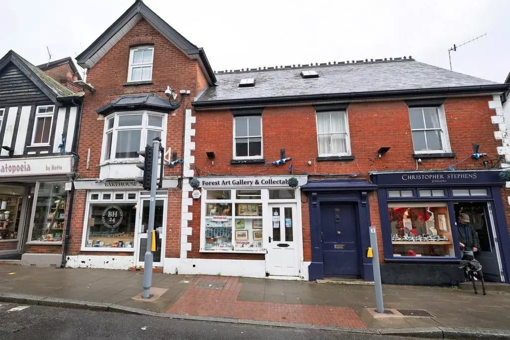 55 High St, Lyndhurst to rent Primary Photo- Image 1 of 2