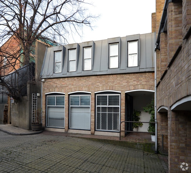 7 Rosehart Mews, London to rent - Primary Photo - Image 2 of 3