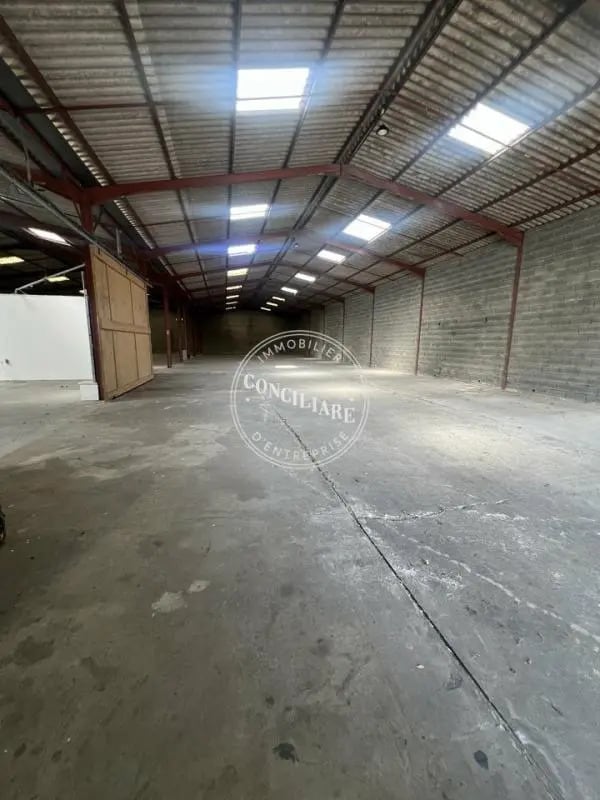 Location Entrepôt 1 200 m² - Photo 1