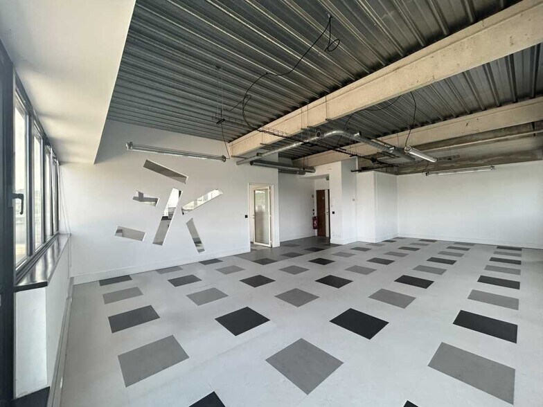 Office in Pantin to rent - Building Photo - Image 2 of 6