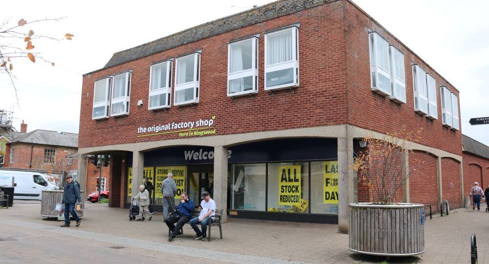 28-30 Southampton Rd, Ringwood to rent Building Photo- Image 1 of 3