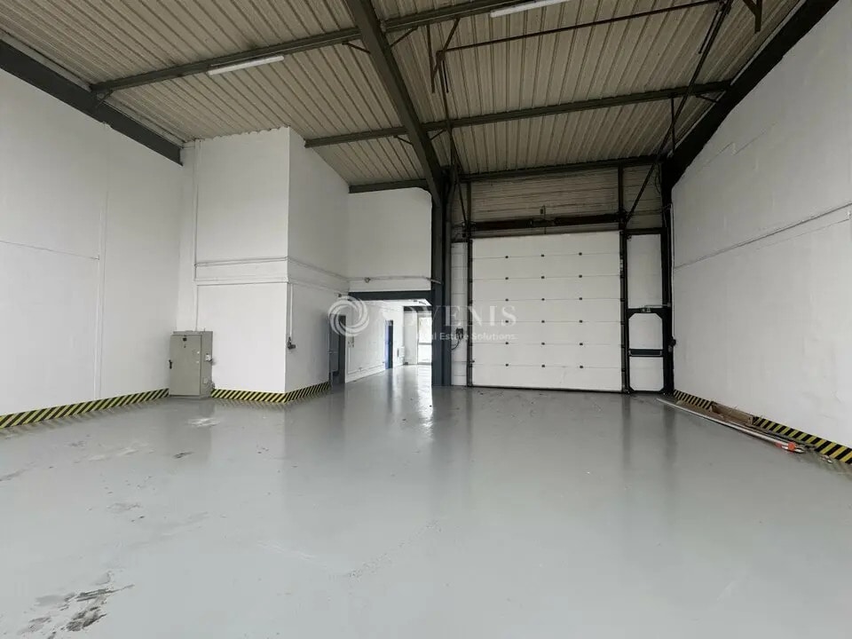 Light Industrial in Gonesse to rent Building Photo- Image 1 of 11