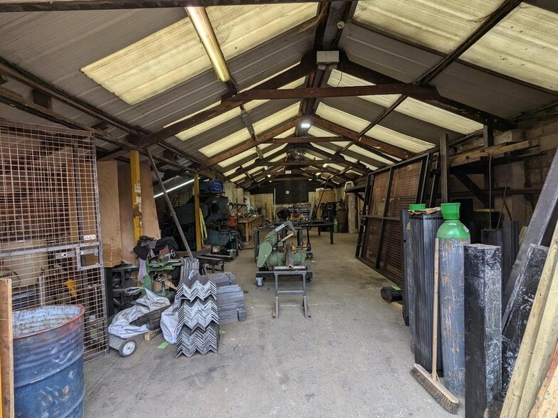 66 Brox Rd, Ottershaw to rent - Building Photo - Image 2 of 7