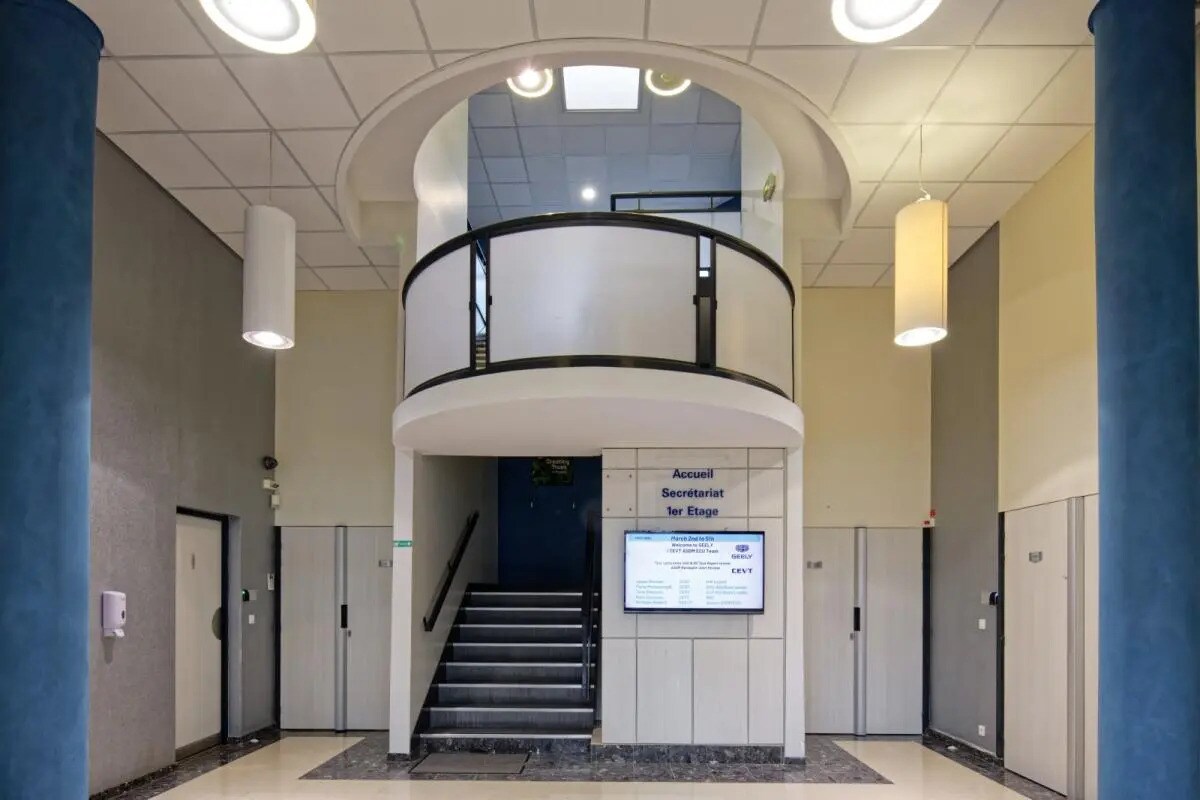 21/23 Rue Du Petit Albi, Cergy to rent Lobby- Image 1 of 2