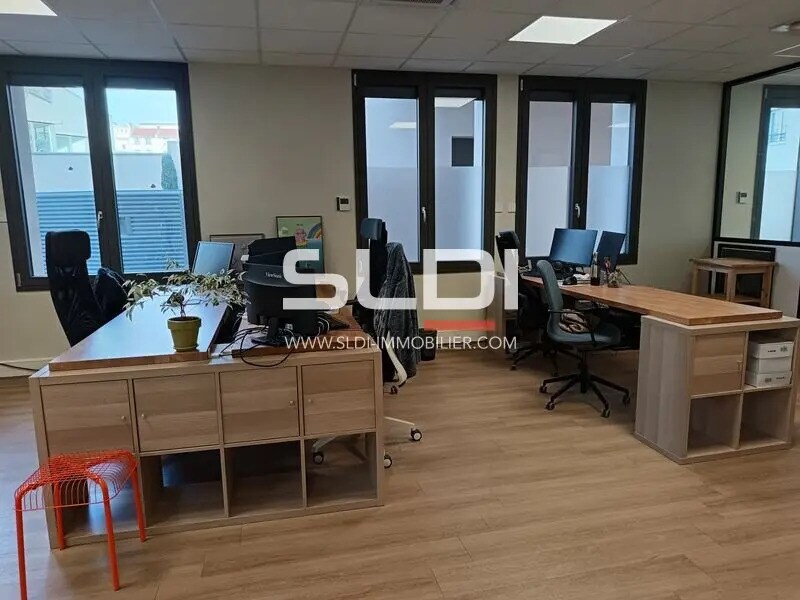 Retail in Villeurbanne to rent Interior Photo- Image 1 of 6