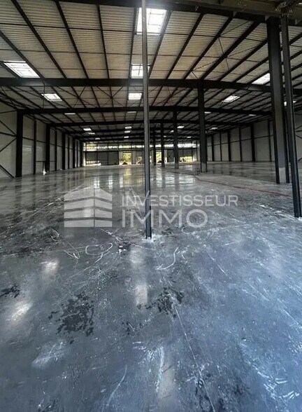 Light Industrial in Plaisir to rent - Interior Photo - Image 2 of 4