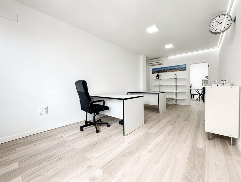 Retail in València, Valencia to rent - Building Photo - Image 3 of 12