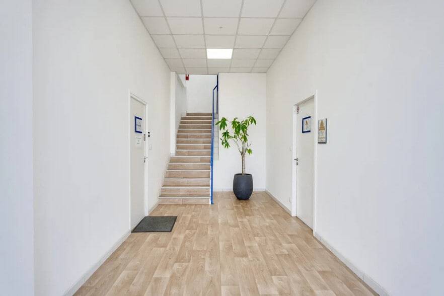 5 Chemin Du Favier, Saint-Genis-Laval to rent - Lobby - Image 3 of 6