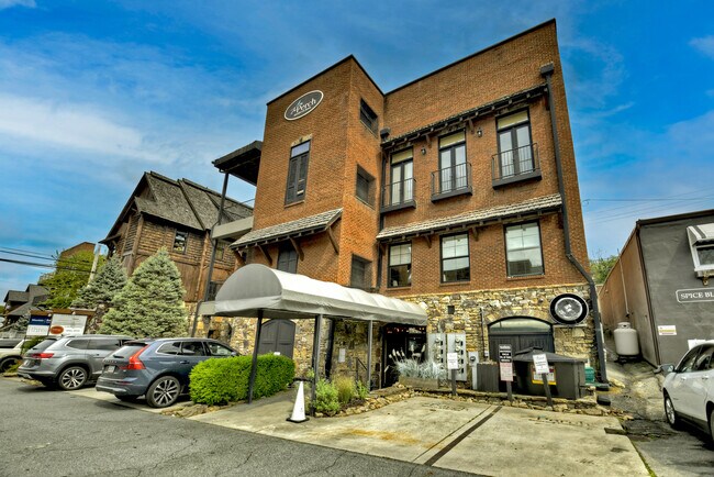 More details for 588 E Main St, Blue Ridge, GA - Retail to Rent