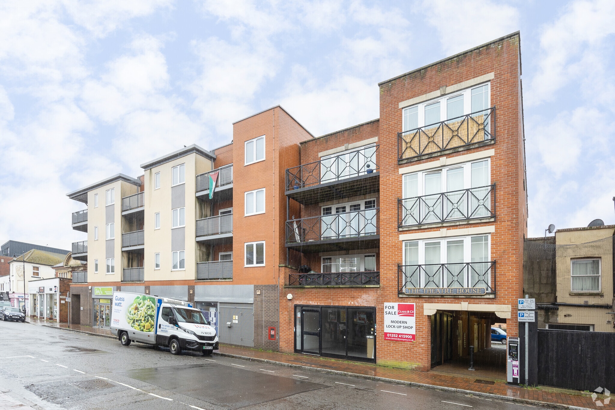 8 Camp Rd, Farnborough to rent Primary Photo- Image 1 of 3