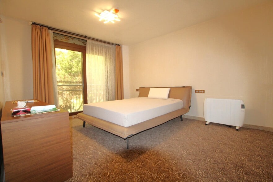 Specialist in Castelldefels, Barcelona for sale - Interior Photo - Image 3 of 6