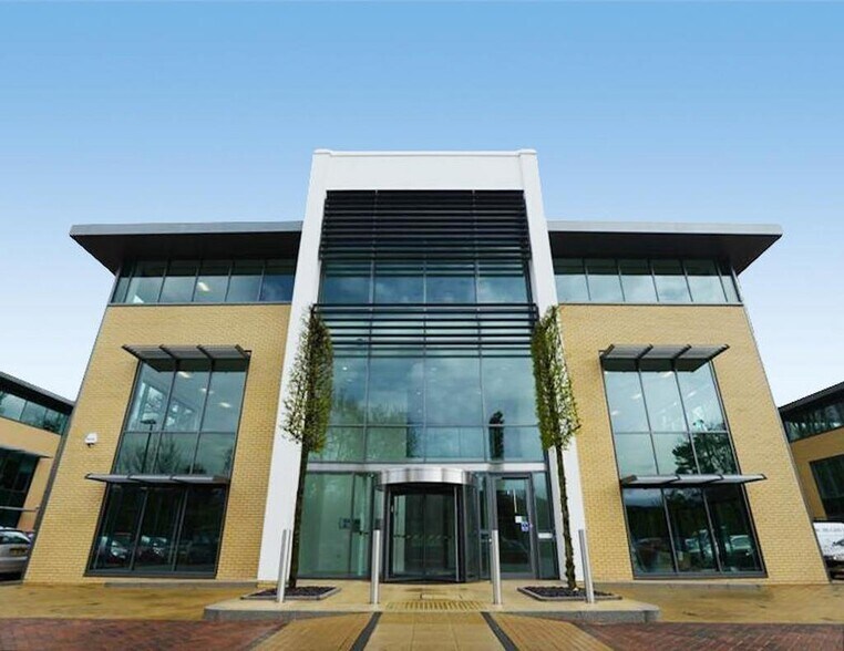 Chiltern Hl, Gerrards Cross to rent - Building Photo - Image 3 of 11